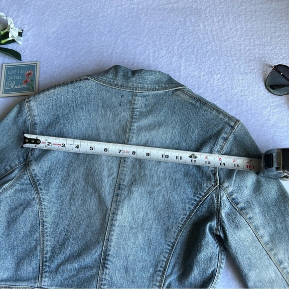 Women’s Sz M Classic Embroidered Denim Blazer Jacket Collar Neckline - Picture 12 of 16